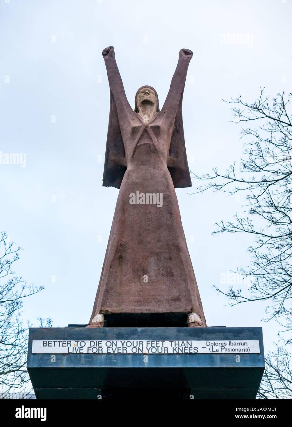 La statua in pietra di la Pasionaria di Dolores Ibarruri, leader del partito comunista spagnolo, Glasgow, Scozia, Regno Unito Foto Stock
