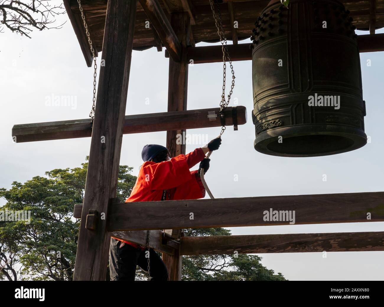 Suono del tempo mantenendo la campana al castello di Hikone nella prefettura di Shiga, Giappone. Foto Stock