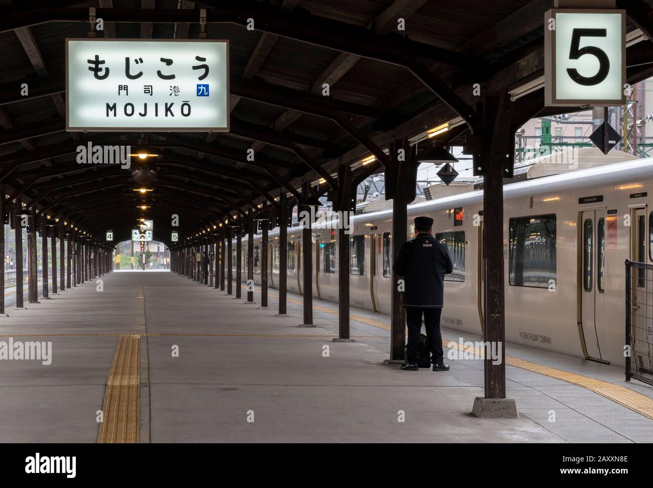 Piattaforma presso la stazione ferroviaria Mojiko di Kyushu a Kitakyushu, Giappone. Foto Stock
