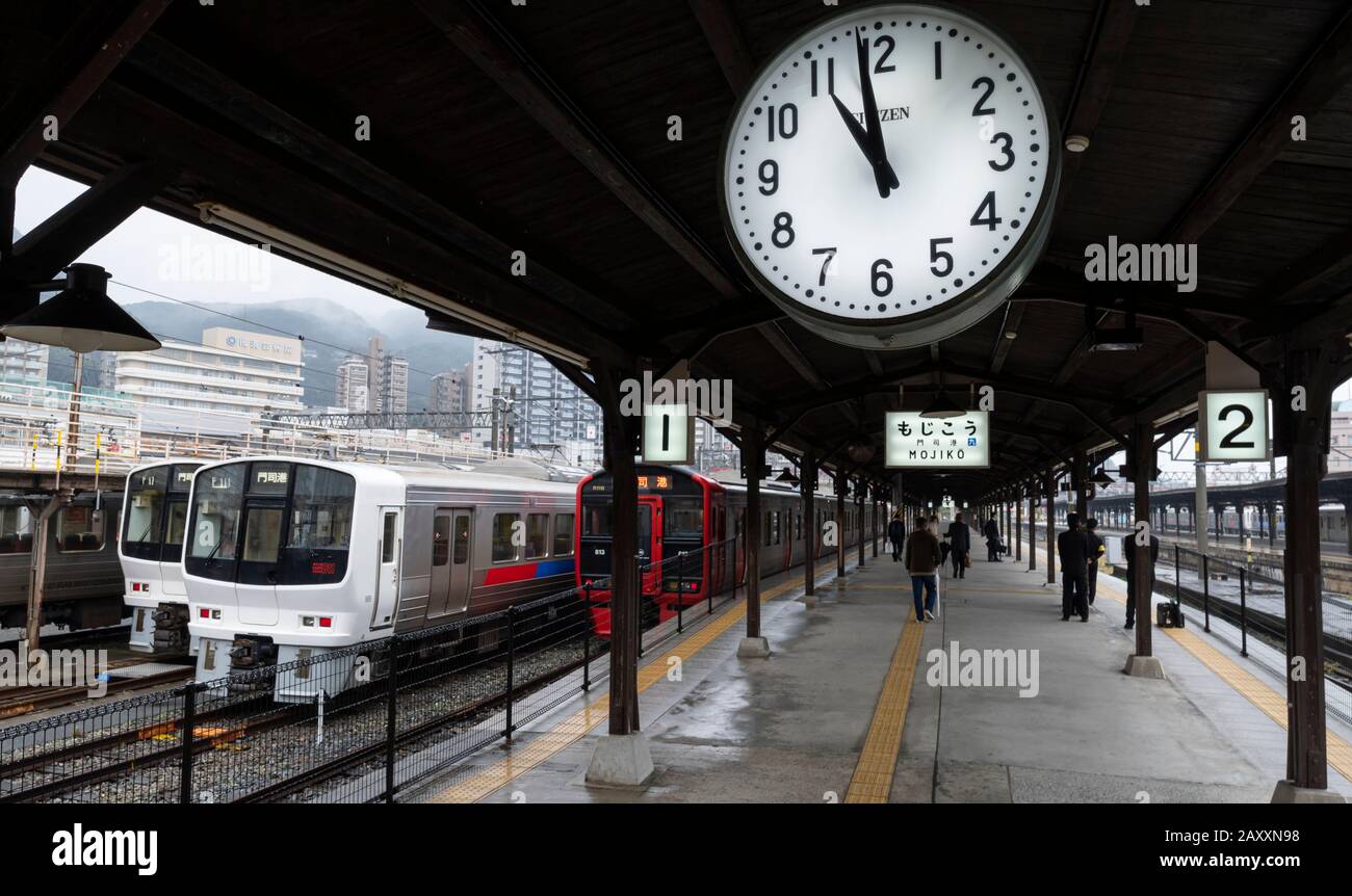 Piattaforma presso la stazione ferroviaria Mojiko di Kyushu a Kitakyushu, Giappone. Foto Stock