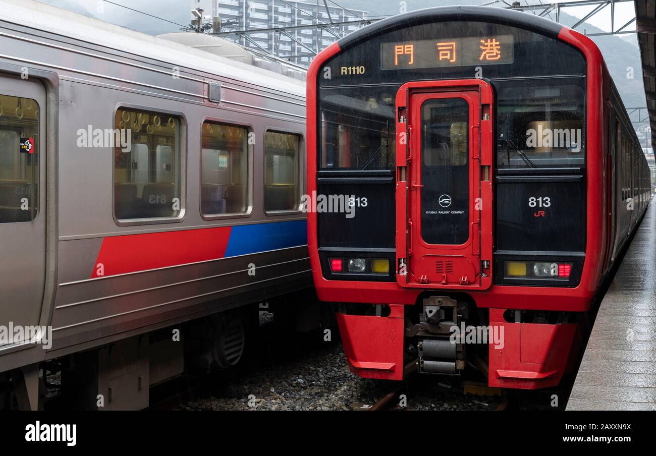 Un treno della Kyushu Railway Company 813-1100 Series alla Stazione di Mojiko a Kiyakyushu, Giappone. Foto Stock
