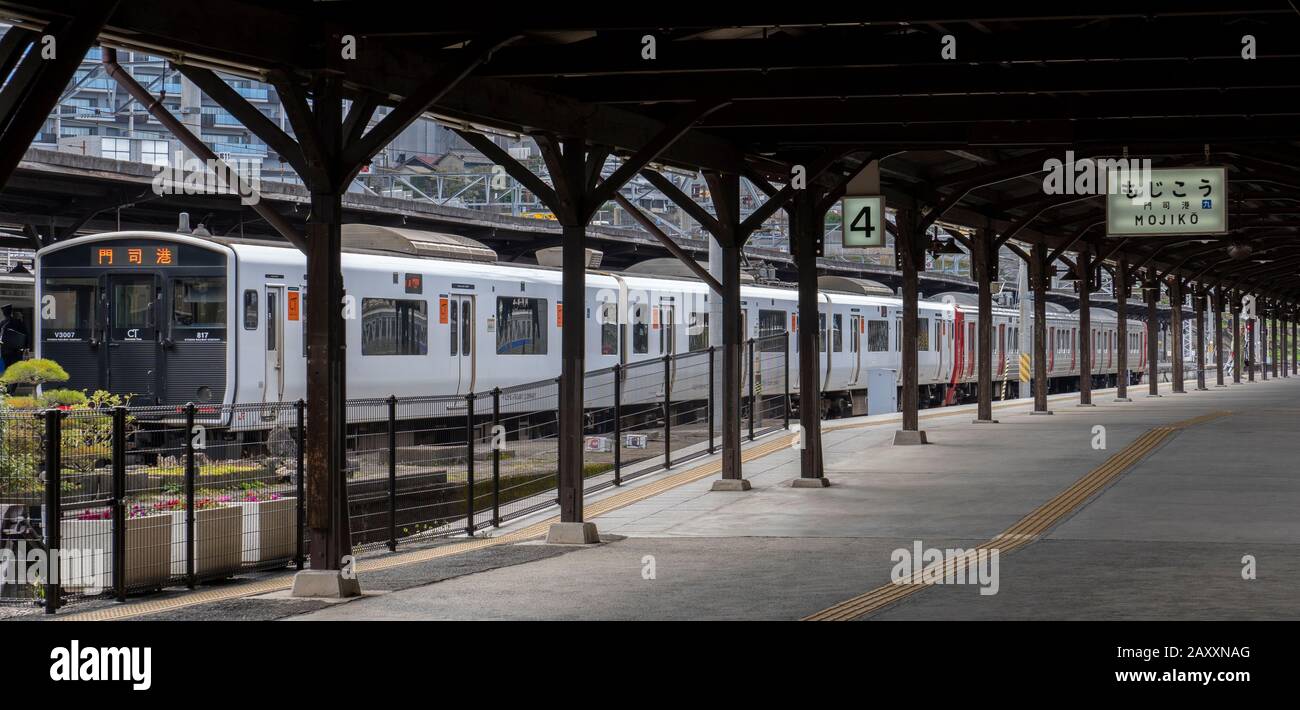 Piattaforma e treno alla stazione Mojiko della Kyushu Railway Company a Kitakyushu, Giappone. Foto Stock
