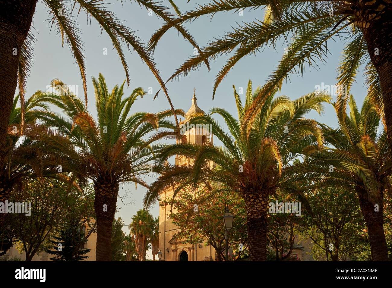 Giornata di sole nel parco delle palme vicino alla chiesa, Ragusa, Italia Foto Stock