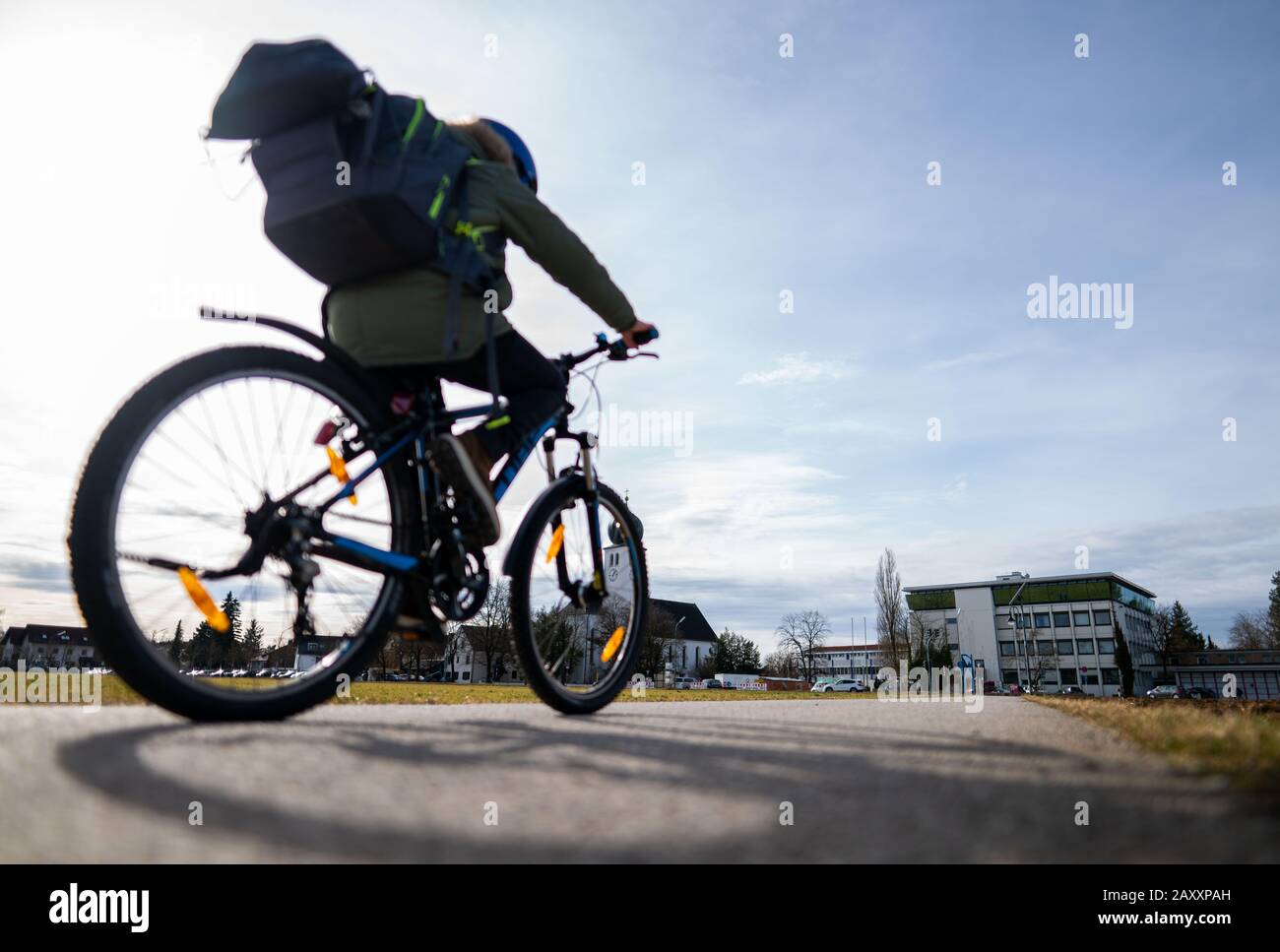 Monaco, Germania. 13th Feb, 2020. Un bambino scolare in bicicletta verso il municipio di Vaterstetten. Si dice che il consigliere comunale di Vaterstetten AFD Manfred Schmidt, che aveva 82 anni, abbia inserito candidati nelle liste elettorali di AFD per il consiglio distrettuale di Ebersberg e il consiglio comunale di Vaterstetten senza che le persone interessate ne conoscano. Credito: Lino Mirgeler/Dpa/Alamy Live News Foto Stock