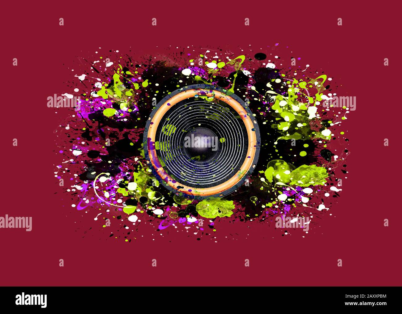 Altoparlante musicale e vernice splattered colorata su sfondo rosso Foto Stock