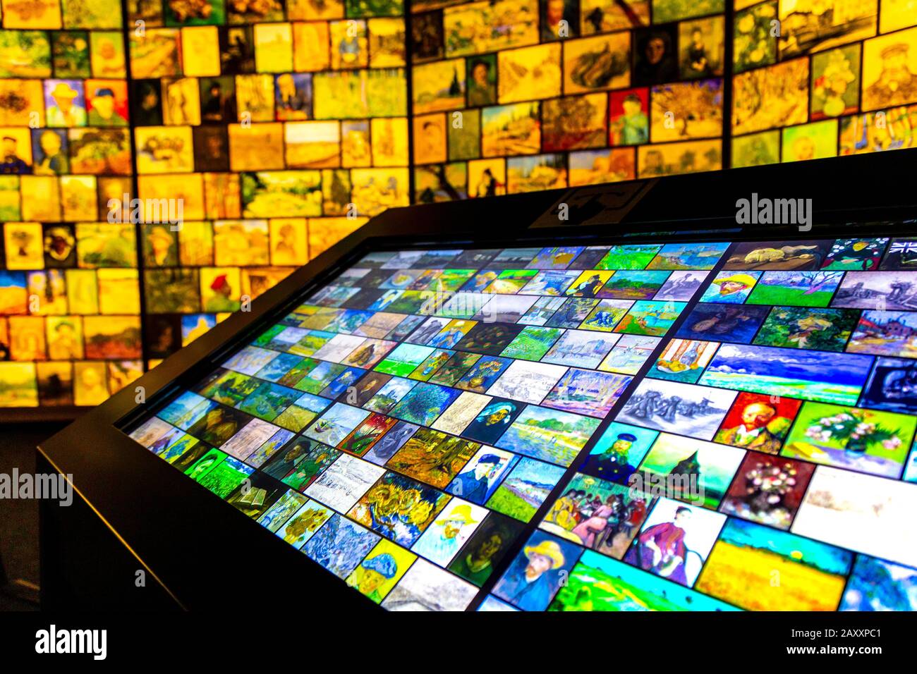 Schermo interattivo in una mostra digitale, Incontra Vincent van Gogh Experience 2020, Londra, Regno Unito Foto Stock
