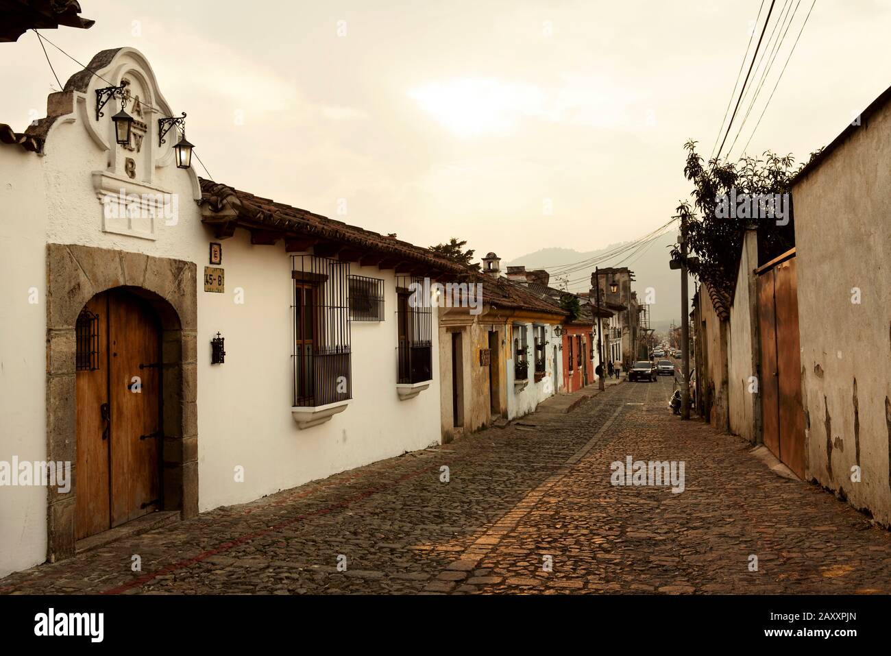 Pittoresca vista sulla strada con strade acciottolate e edifici coloniali spagnoli al tramonto. Antigua, Guatemala. Gennaio 2019 Foto Stock