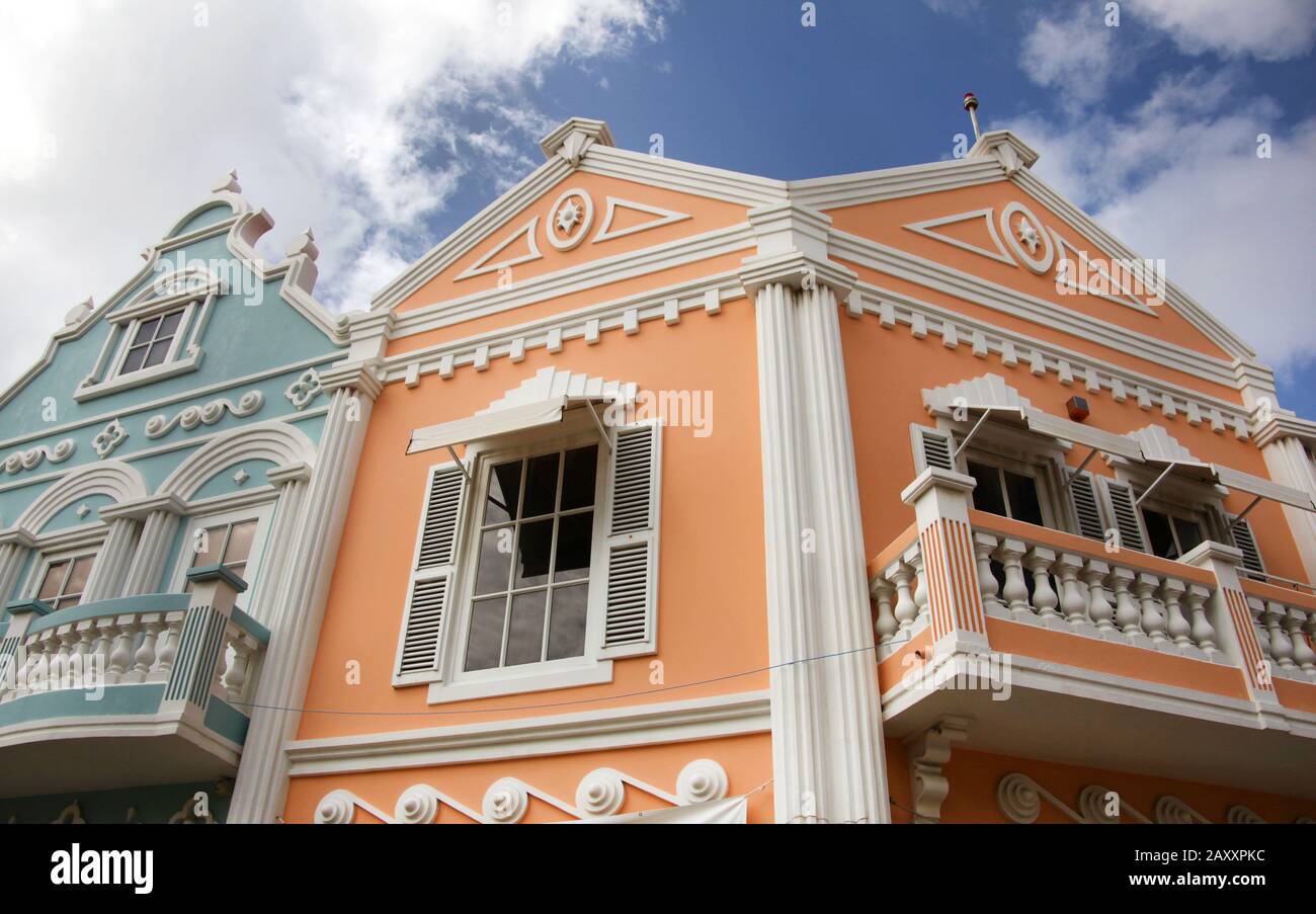 Tipica architettura dipinta di giallo, verde e bianco pastello di Aruba, Curacao & Bonaire, Caraibi. Foto Stock