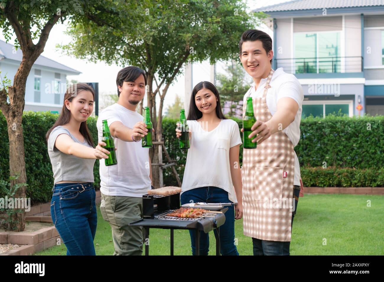 Cucina asiatica griglia barbecue e salsiccia per un gruppo di amici a mangiare in giardino a casa. Gruppo di amici con giardino all'aperto barbecue la Foto Stock