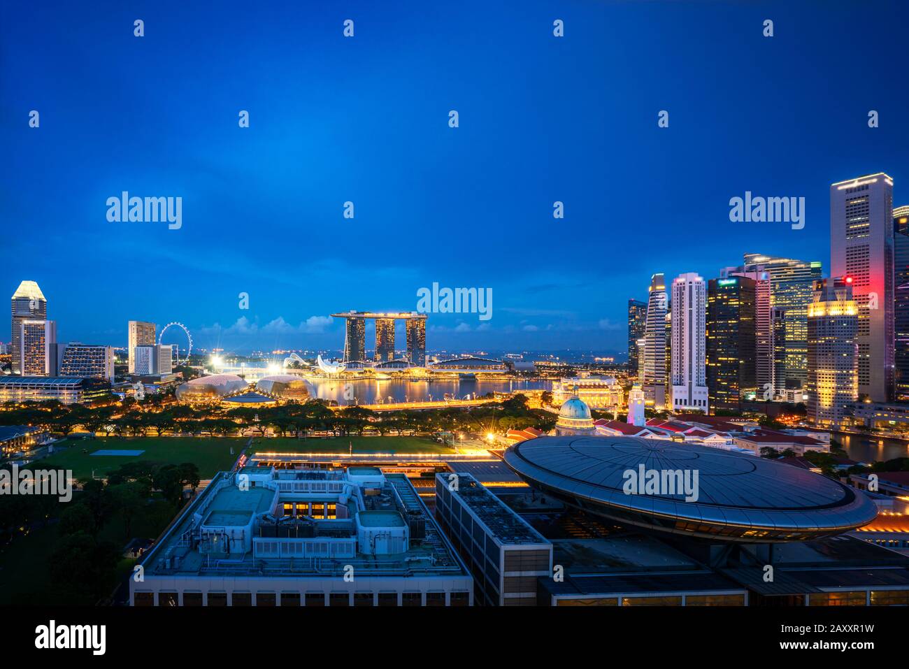 Panorama dello skyline del quartiere degli affari di Singapore e grattacielo d'ufficio di notte in Marina Bay, Singapore. Turismo asiatico, vita moderna della città, o affari Foto Stock