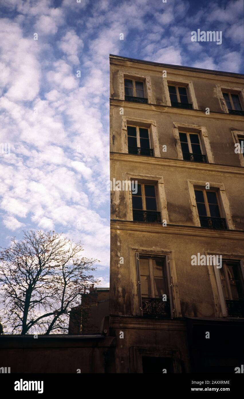 UN'ANTICA FACCIATA DI UN EDIFICIO DI MONTMARTRE CON CIELO E NUVOLE - PARIS VINTAGE - FOTO A COLORI © FRÉDÉRIC BEAUMONT Foto Stock