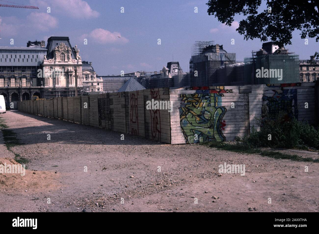 IL GRANDE EDIFICIO DI 'LE GRAND LOUVRE' DURANTE I LAVORI DI COSTRUZIONE - PARIGI MUSÉE DU LOUVRE ARCHIVIO - PARIGI ARCHITETTURA - PARIGI ANNATA - PARIGI MUSEO - PARIGI STORIA - COLORE SLIDE © FRÉDÉRIC BEAUMONT Foto Stock