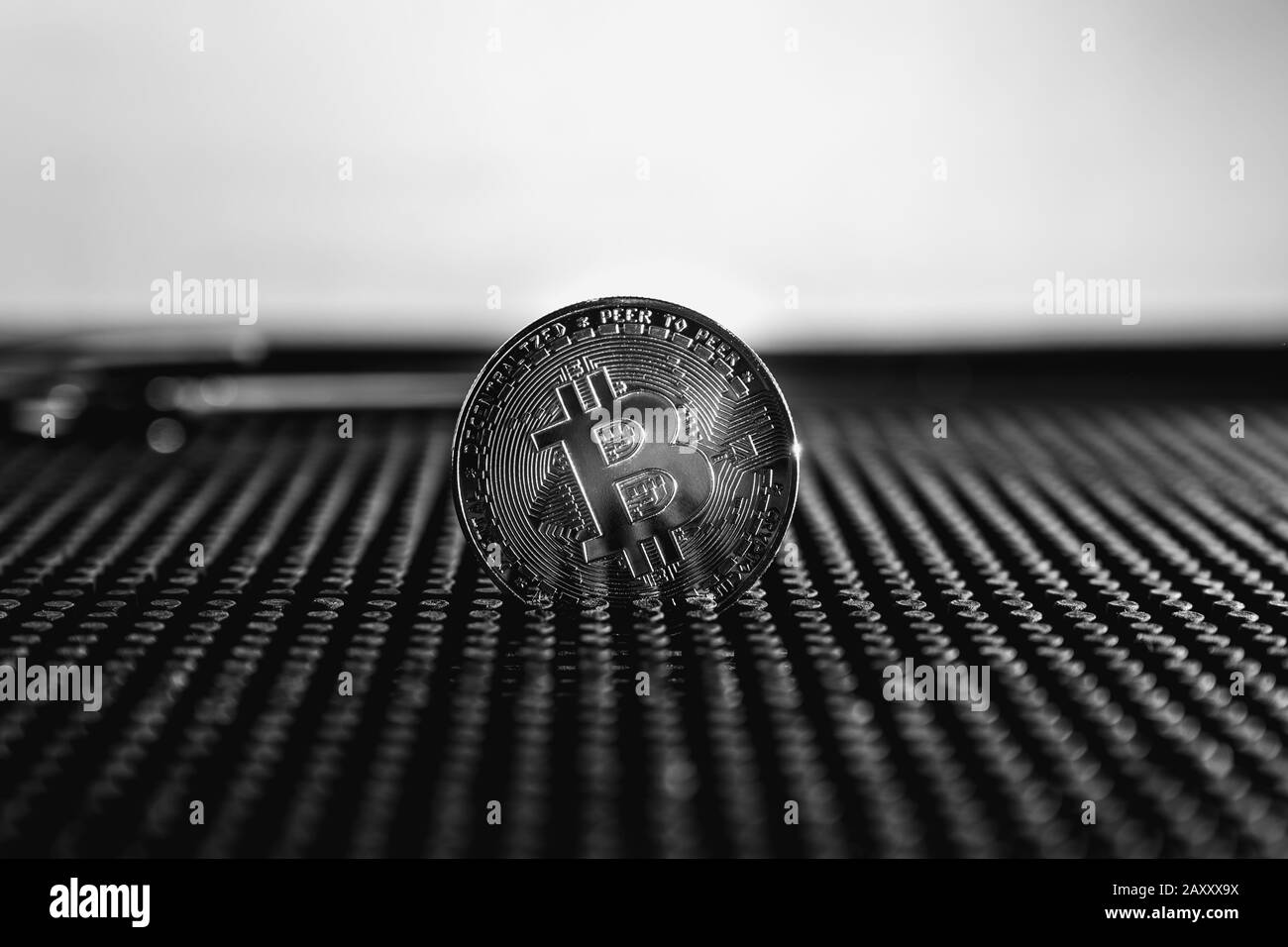 Bitcoin trading. Cryptocurrency moneta su sfondo scuro. Foto Stock