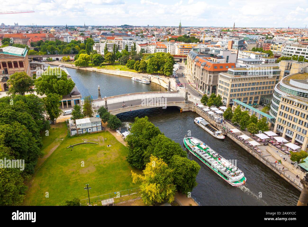 Vista aerea dello skyline del fiume Sprea e dell'isola dei musei nella città di Berlino, Germania. Tour turistico di Berlino in barca sul fiume Foto Stock