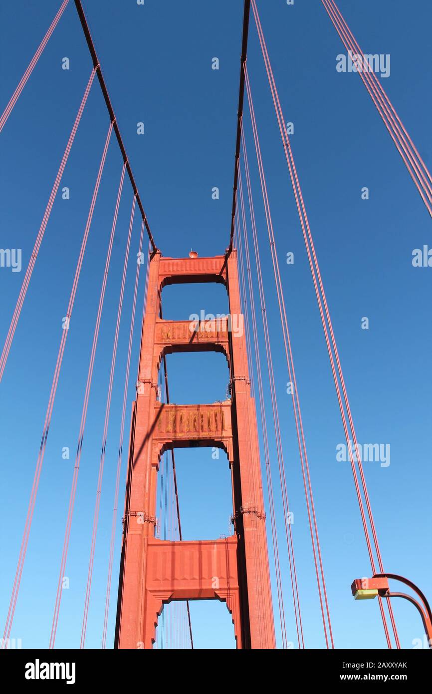 Golden Gate Bridge, tratto da on bridge, prospettiva a basso angolo. Foto Stock