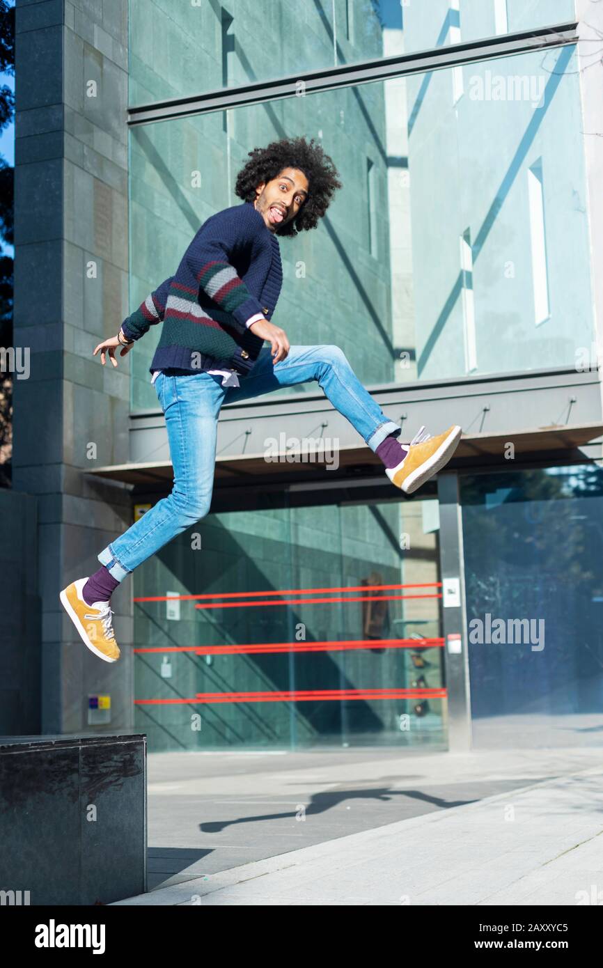 Profilo a lunghezza intera del corpo vista laterale di bello divertente allegro ragazzo positivo sportivo indossando abbigliamento casual in aria Foto Stock