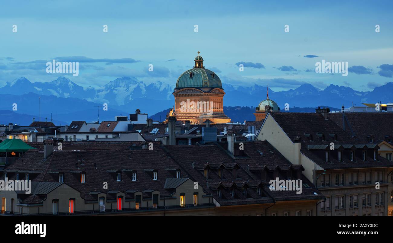 Vista sulla città di Berna fino alla Bundeshaus alla luce della sera sullo sfondo di una montagna - Berna, Svizzera Foto Stock