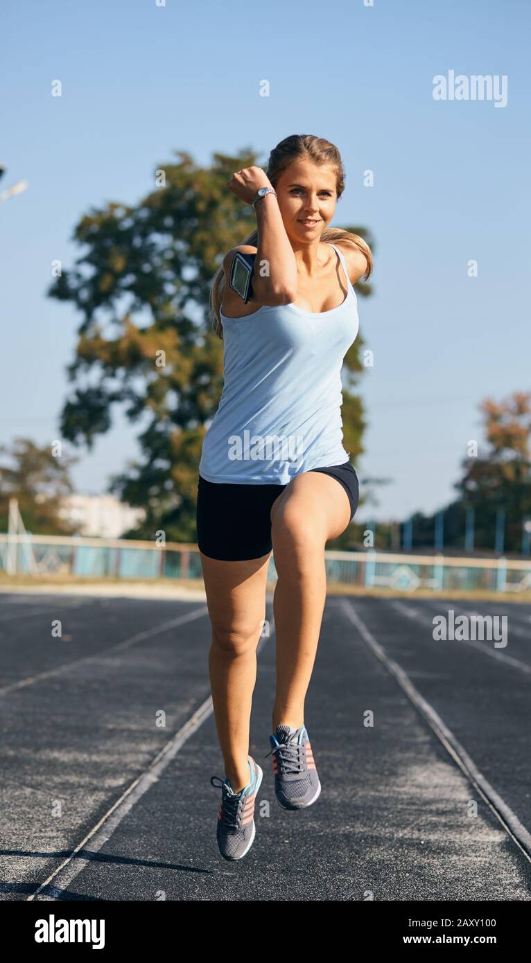 la ragazza sta facendo un'acutamente jogging nello stadio Foto Stock