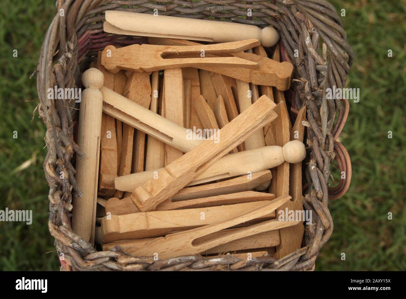 Cestino di chiodi di garofano fatti a mano in legno Foto Stock