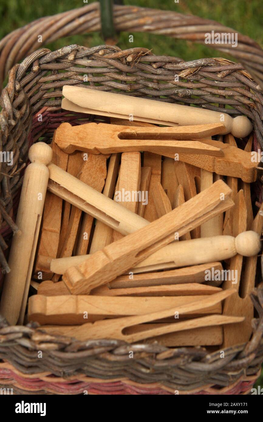 Cestino di chiodi di garofano fatti a mano in legno Foto Stock