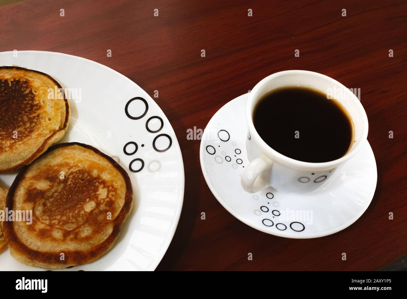 Caffè e Arepuelas fatti con farina di grano, prima colazione sul tavolo, Bogotá Colombia, 13 febbraio 2020 Foto Stock