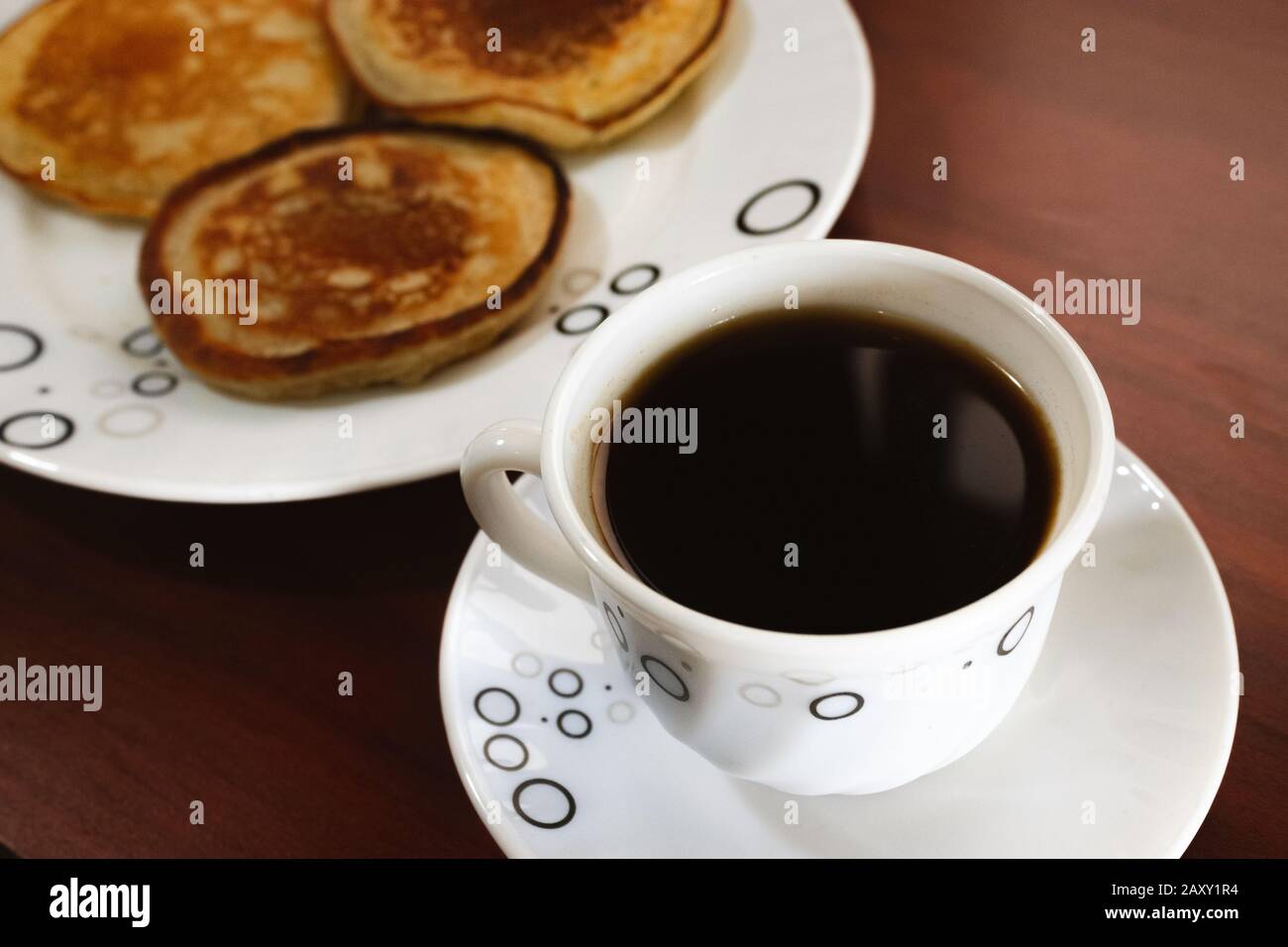 Caffè e Arepuelas fatti con farina di grano, prima colazione sul tavolo, Bogotá Colombia, 13 febbraio 2020 Foto Stock