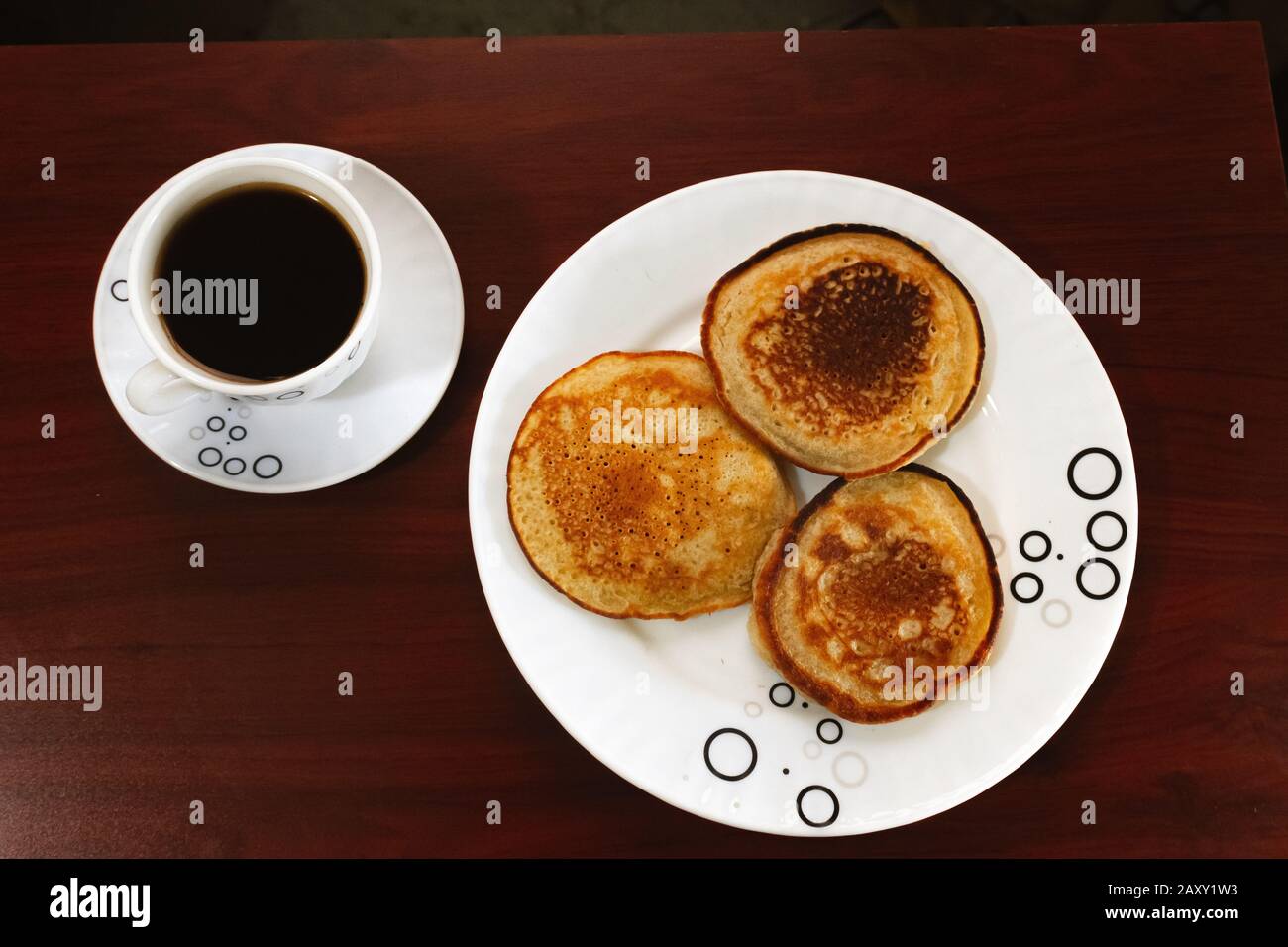 Caffè e Arepuelas fatti con farina di grano, prima colazione sul tavolo, Bogotá Colombia, 13 febbraio 2020 Foto Stock