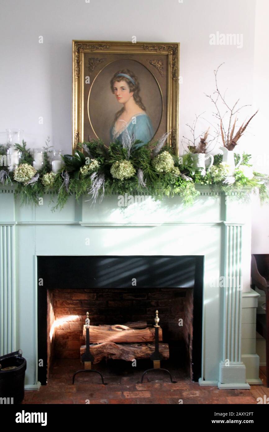 Mantel splendidamente decorato in stile 19th secolo al Red Hill Patrick Henry National Memorial, VA, USA Foto Stock