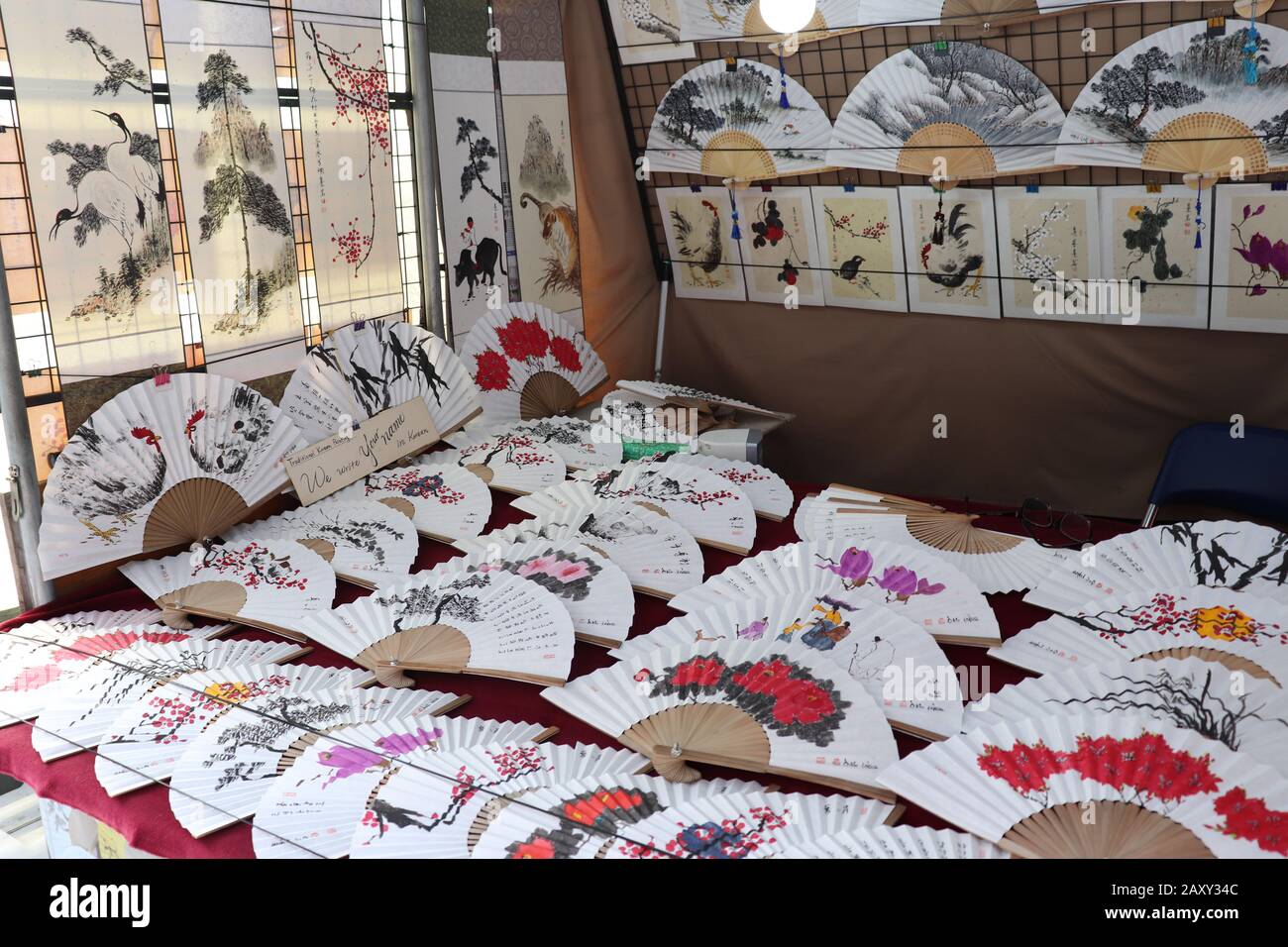 Ventilatori in stile coreano in vendita presso uno stand di strada con motivi floreali. Foto Stock