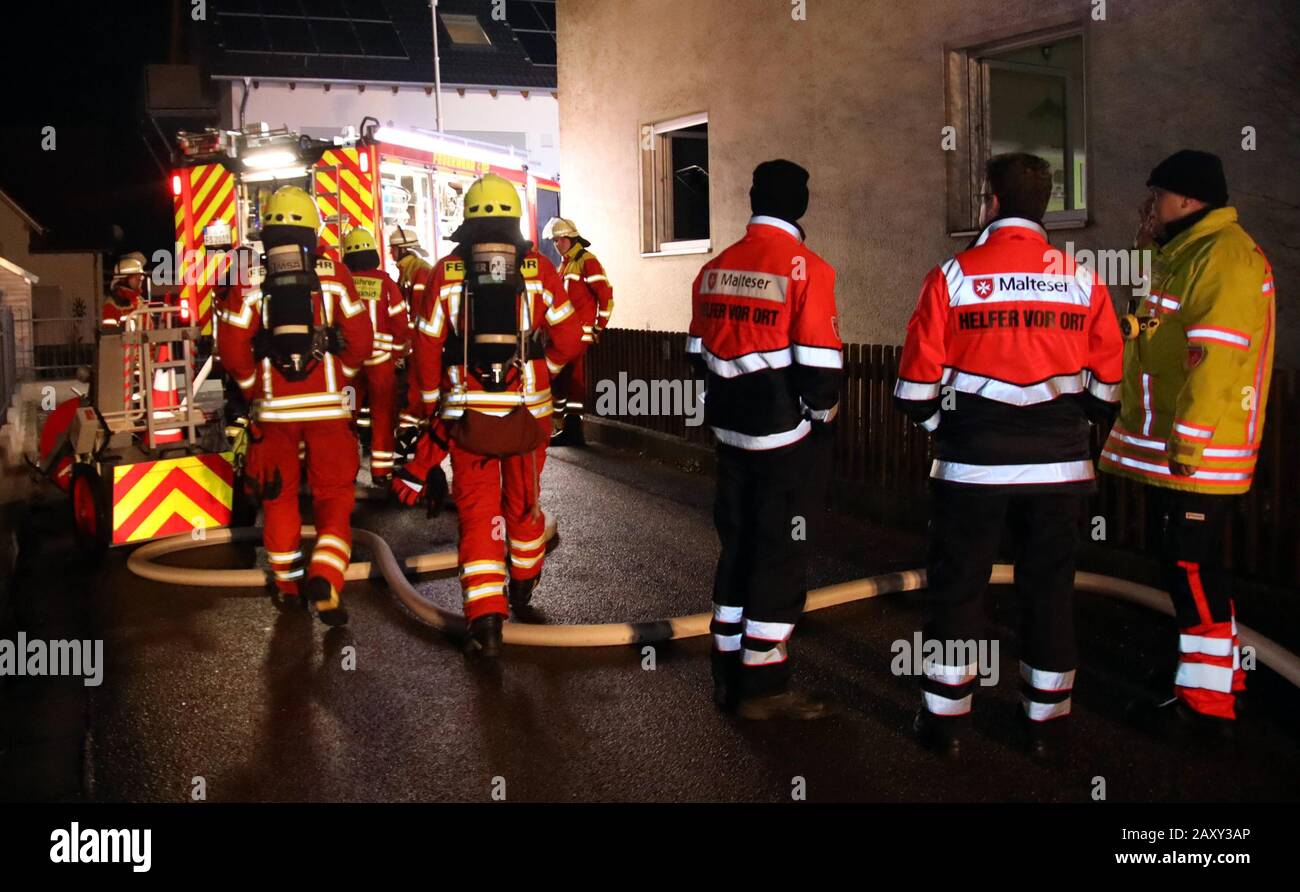 Schierling, Germania. 13th Feb, 2020. I vigili del fuoco sono in funzione durante un incendio. Un uomo è stato gravemente ferito nel fuoco di Schierling (distretto di Ratisbona). Credito: Alexander Auer/Dpa/Alamy Live News Foto Stock