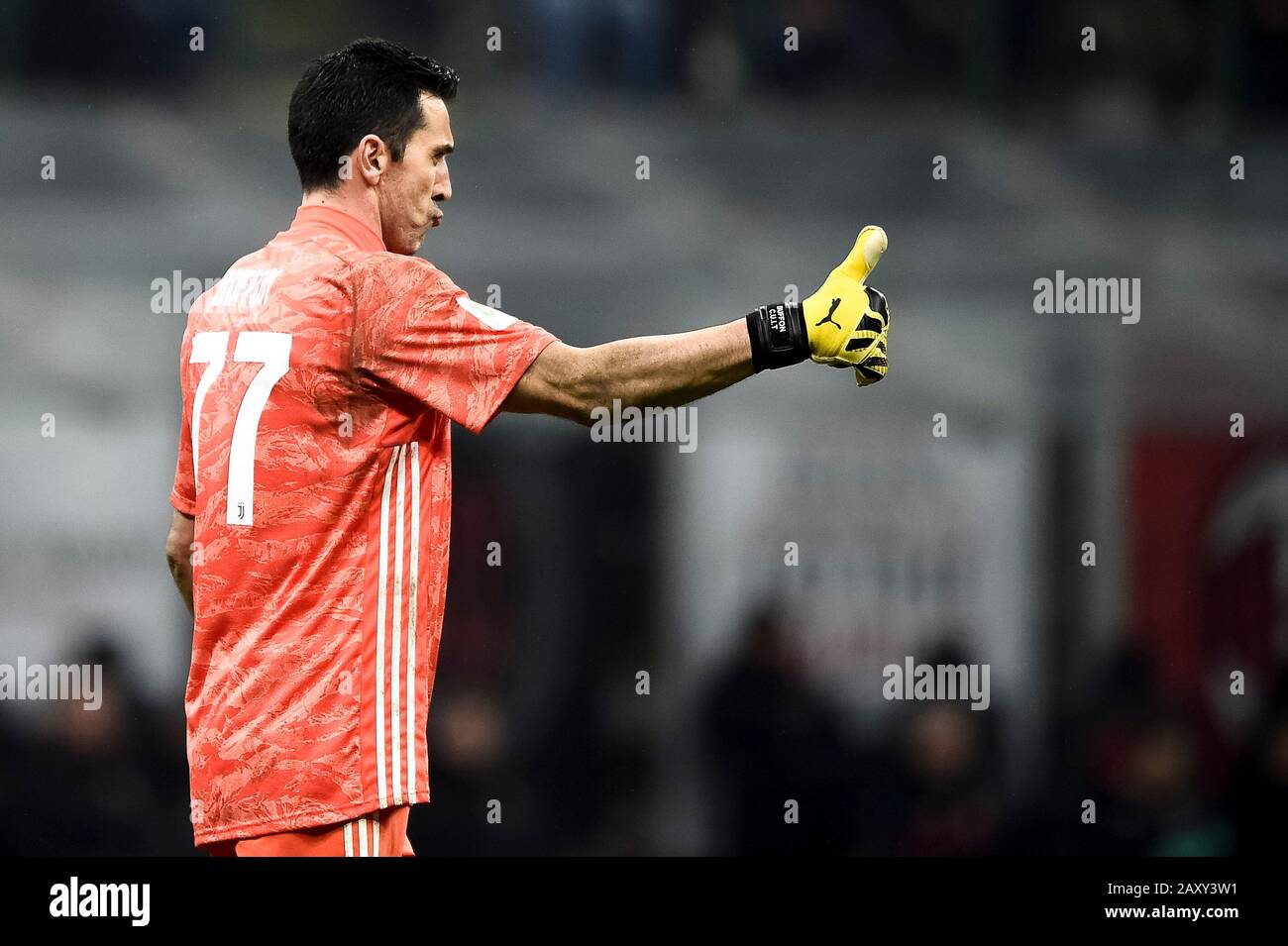 Milano, Italia - 13 Febbraio, 2020: Gianluigi Buffon dei gesti Juventus FC durante la semifinale Coppa Italia di calcio tra AC Milan e Juventus FC. Credito: Nicolò Campo/Alamy Live News Foto Stock