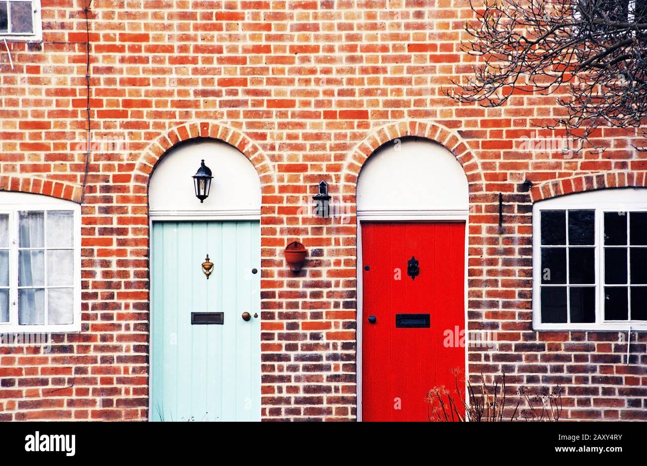 cottage in mattoni delle porte anteriori stratford upon avon warwickshire inghilterra regno unito Foto Stock