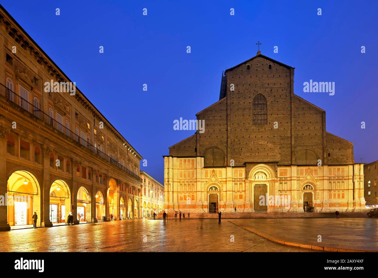 Basilica di San Petronio, illuminata al tramonto, Piazza del mercato maggiore, Bologna, Emilia-Romagna, Italia Foto Stock