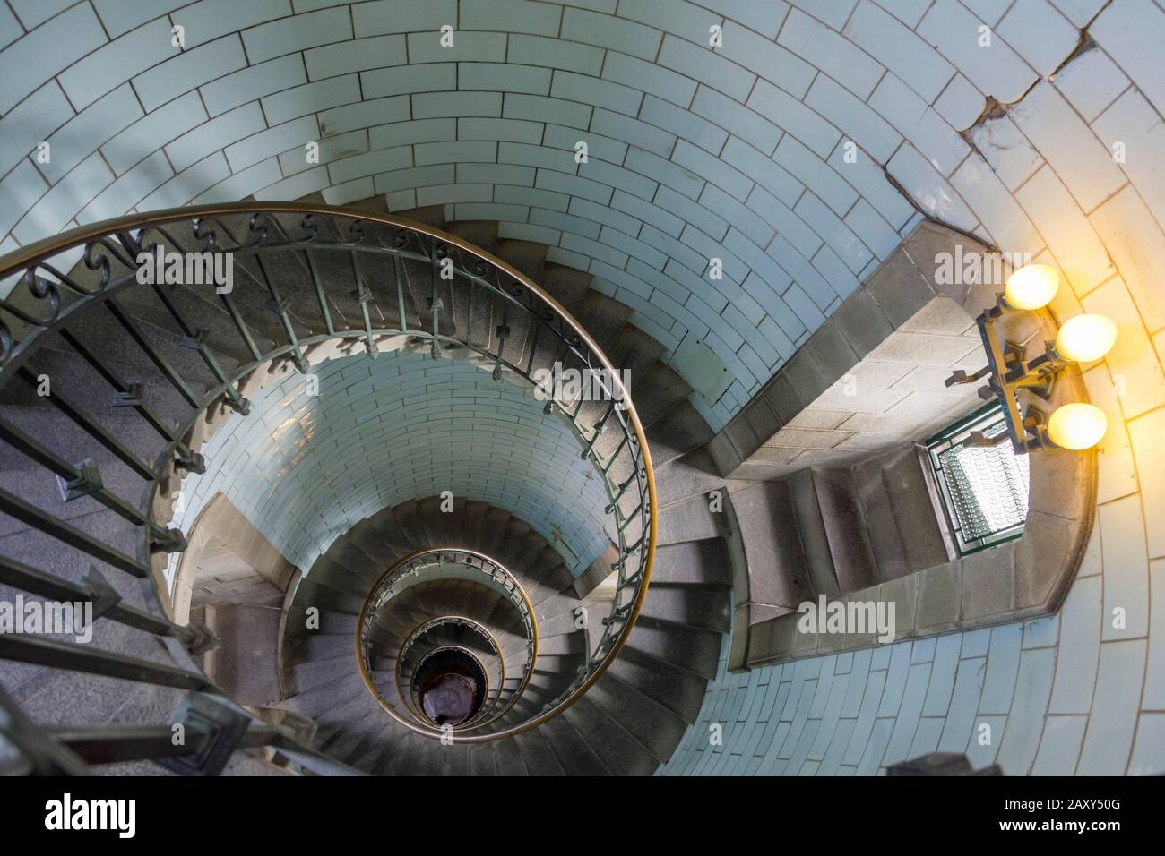 Scala coperta con piastrelle di vetro opale, Phare d'Eckmuehl, Penmarc'h, Departement Finistere, Francia Foto Stock