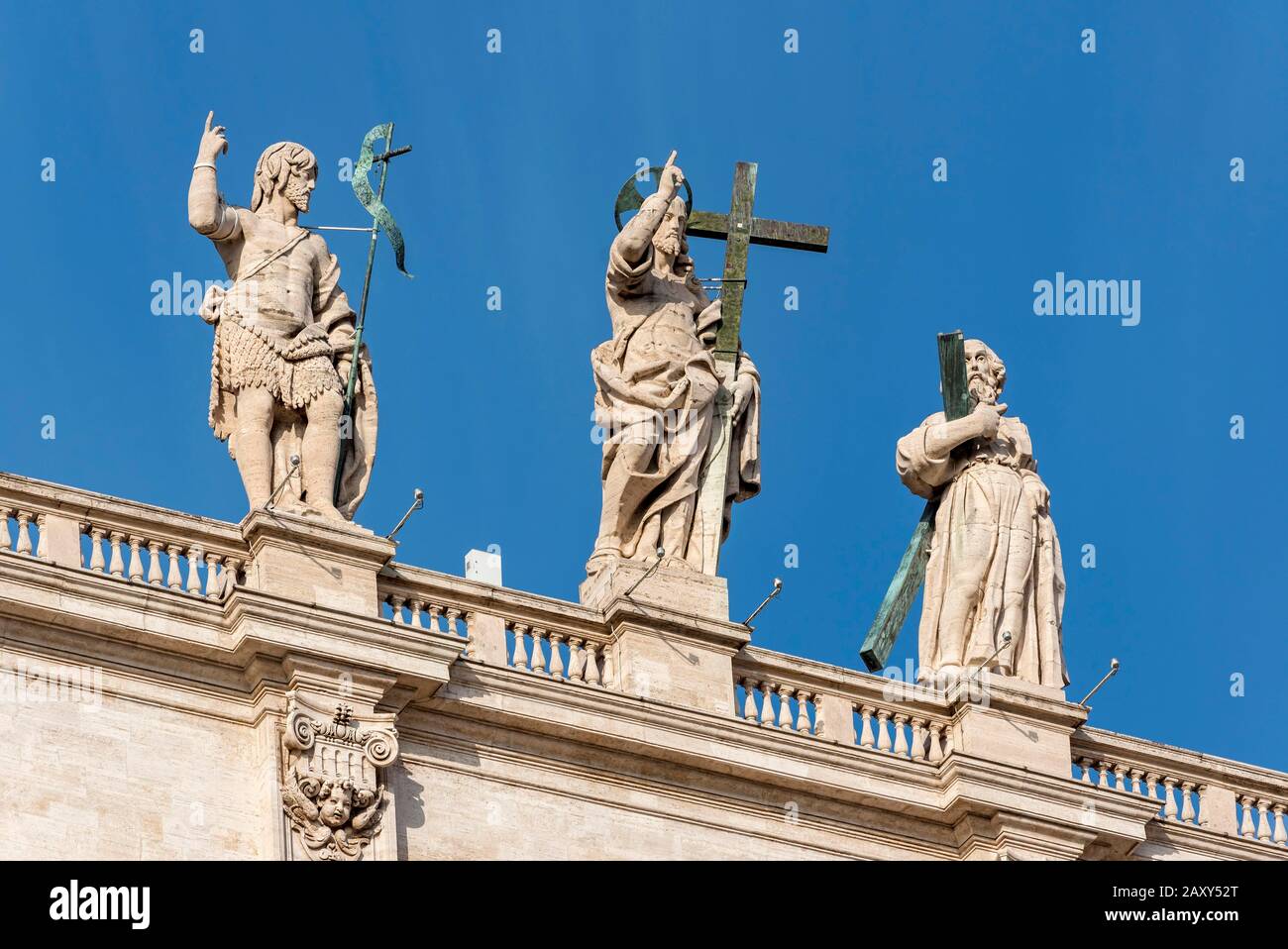Statue di Giovanni Battista, Gesù Cristo e Sant'Andrea sulla facciata della Basilica di San Pietro, Piazza San Pietro, Vaticano, Roma, Italia Foto Stock