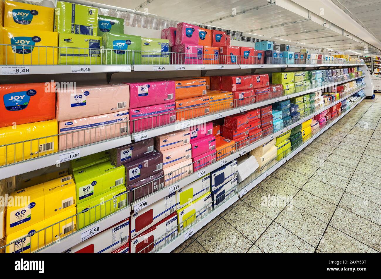 Scaffale con tovaglioli di carta, supermercato, Germania Foto Stock