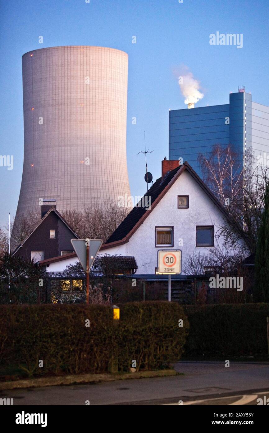 Centrale elettrica a carbone duro Datteln con unità 4 di fronte a edifici residenziali privati del Meistersiedlung, Datteln, Ruhr Area, Nord Foto Stock