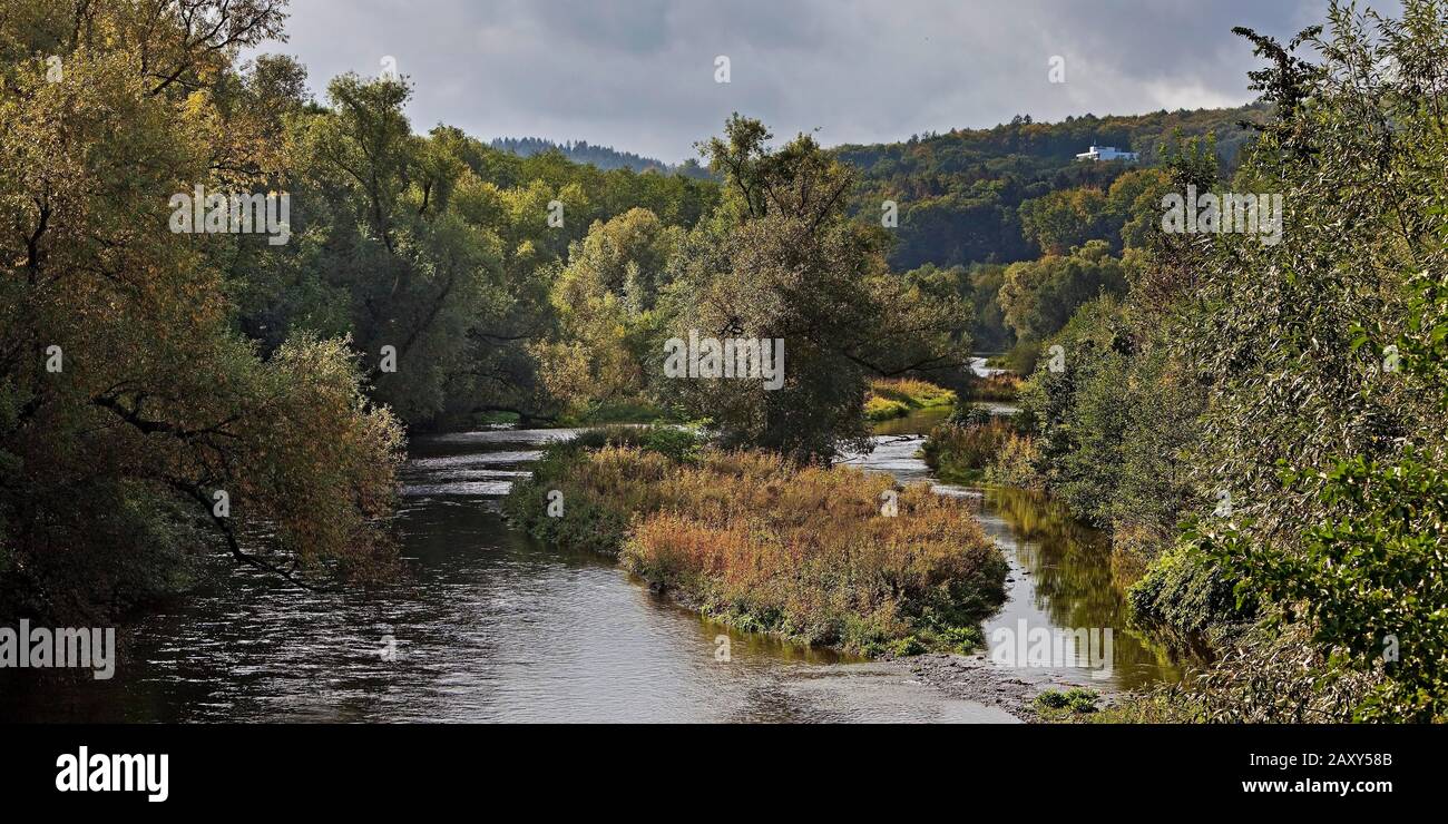 Il fiume Elbsche scorre nella Ruhr a Wengern, Wetter, Ruhr Area, Renania Settentrionale-Vestfalia, Germania Foto Stock