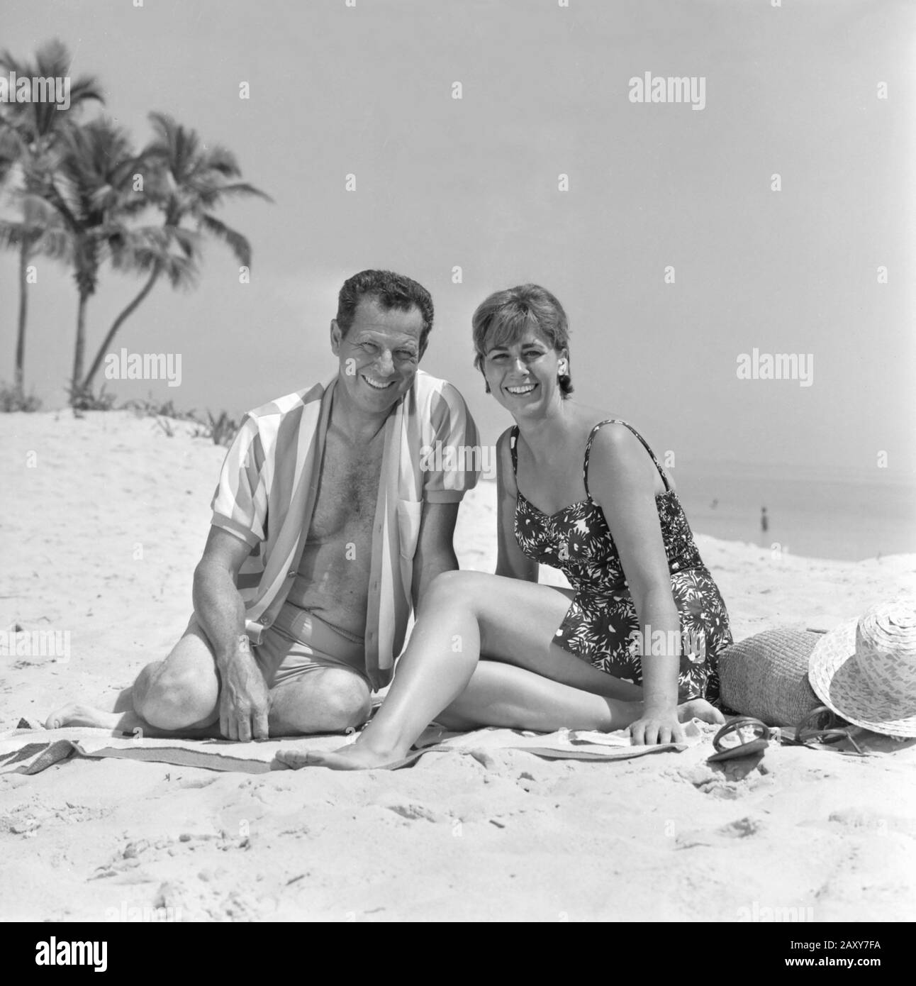 Una coppia di adulti di mezza età può trascorrere un po' di tempo in spiaggia, circa 1960. Foto Stock