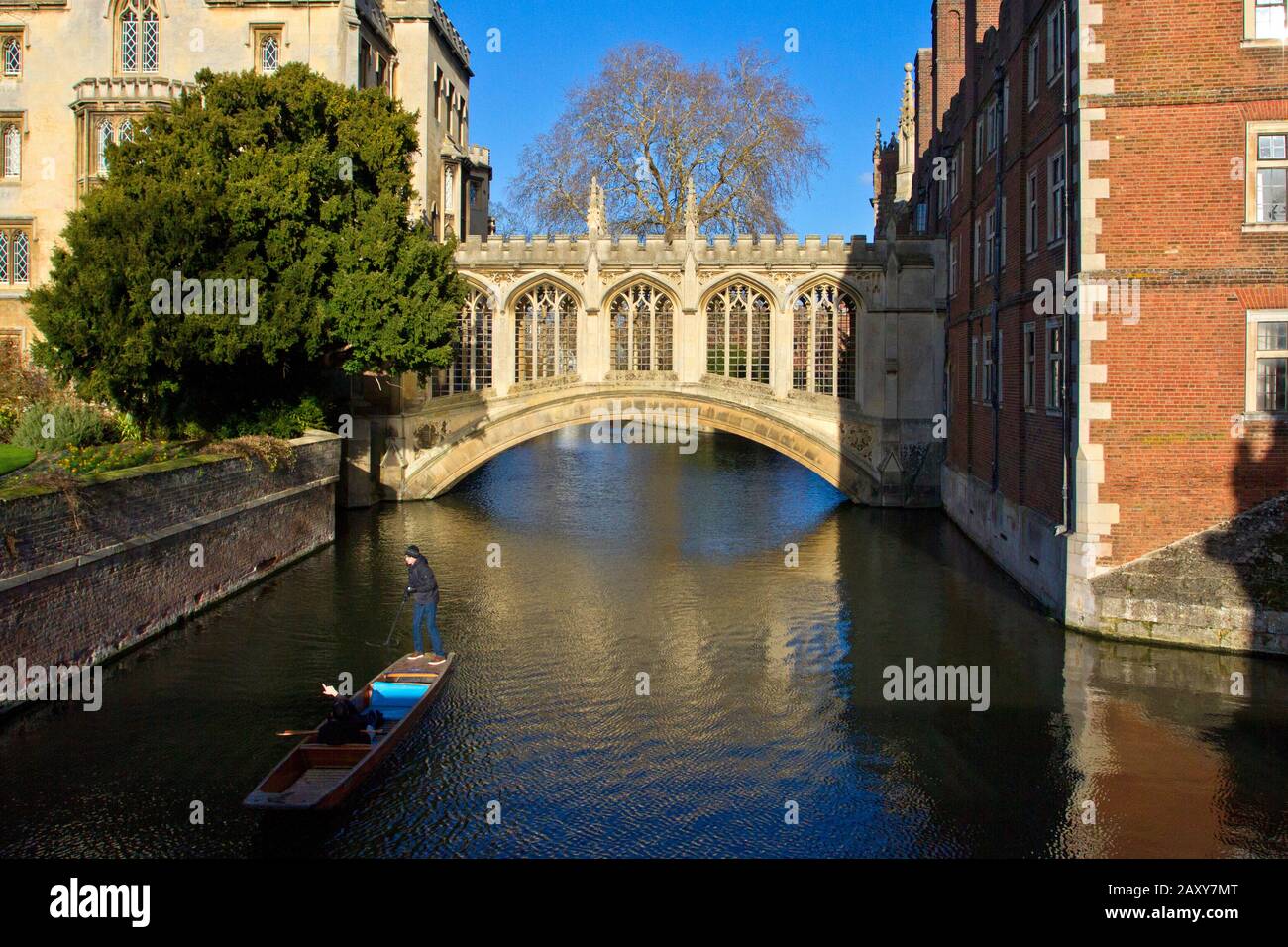 Il Ponte dei Sospiri a Cambridge, Inghilterra, un ponte coperto al St John's College, con persone che punteggiano lungo il fiume Cam verso il ponte Foto Stock