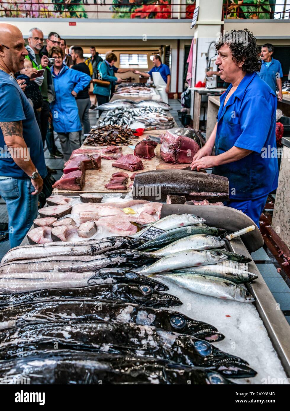 Funchal, PORTOGALLO 27.10.2018: Macellaio prepara una pila di tonno nel mercato del pesce di Funchal Mercado dos Lavradores, il famoso mercato del pesce e del pesce di Funch Foto Stock