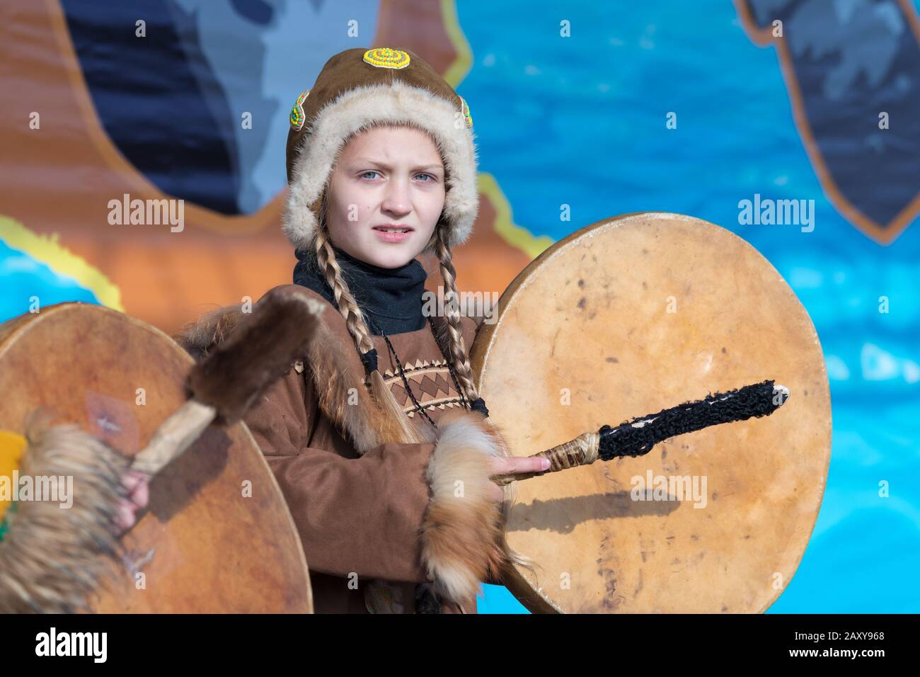 Ragazza che balla con tamburello in abiti tradizionali aborigeni persone Kamchatka Penisola. Celebrazione Koryak festa rituale nazionale Hololo giorno del Sigillo Foto Stock