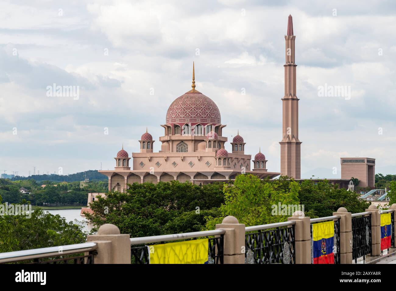 Vista Della Moschea Masjid Putra, Putrajaya, La Capitale Amministrativa Della Malesia, Malesia Dal Ponte Putra. Foto Stock