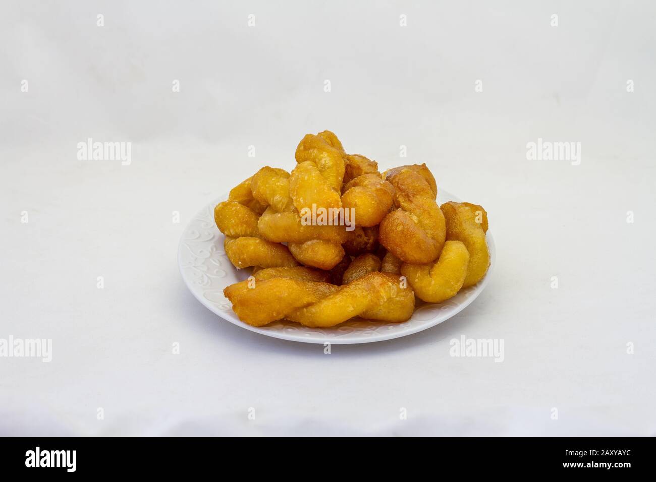 Le Koeksellers sono una tradizionale pasticceria Afrikaner fatta di pasta fritta e infusa in sciroppo o immagine di miele in formato orizzontale Foto Stock