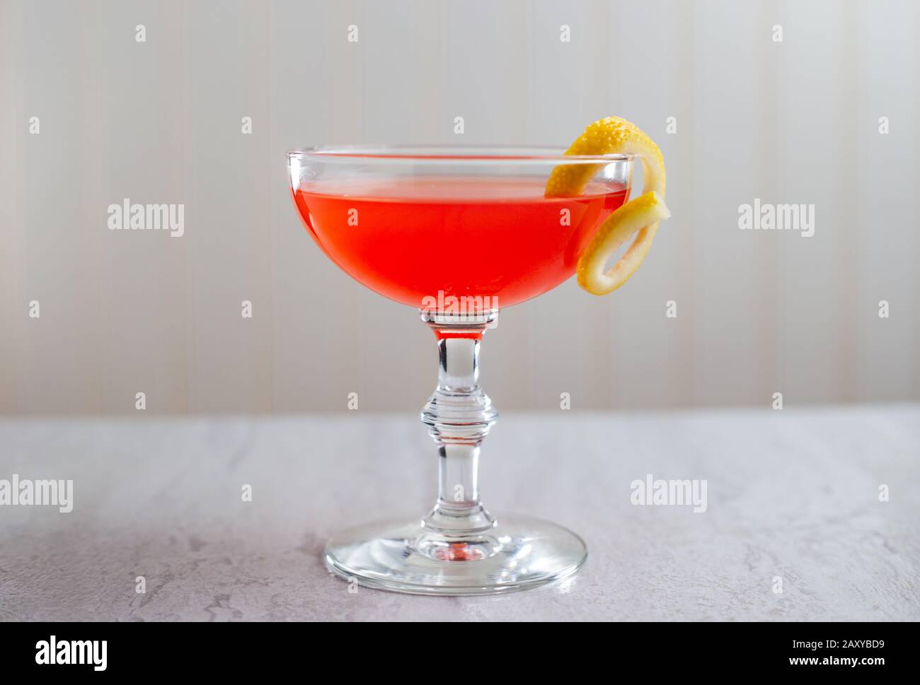 Il cocktail Scoblaw è un classico dell'era proibizionista fatto con segale o bourbon, vermouth secco, granatina, succo di limone e amaretti Foto Stock