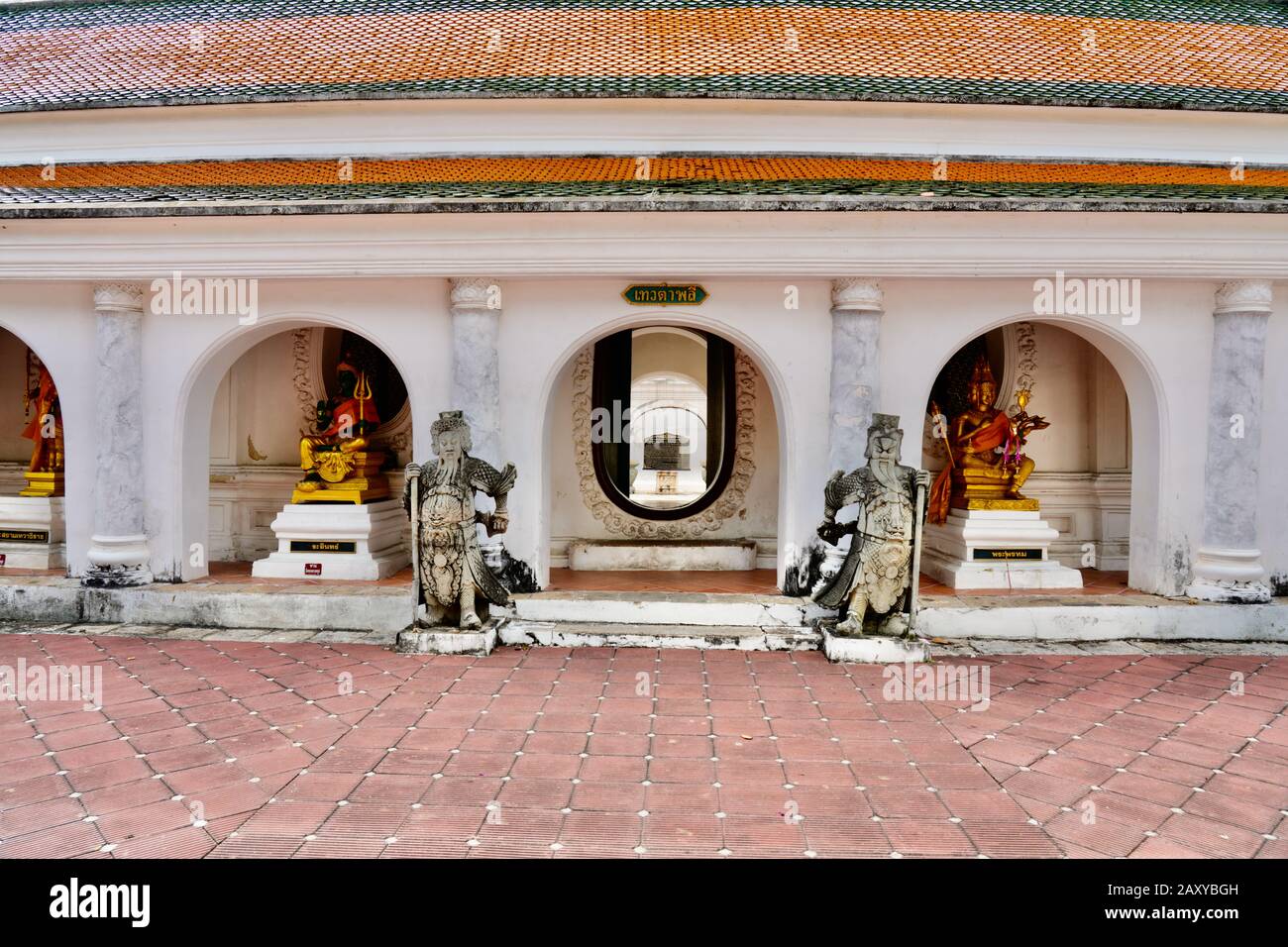 Statue A Phra Pathommachedi, Nakhon Pathom, Thailandia Foto Stock