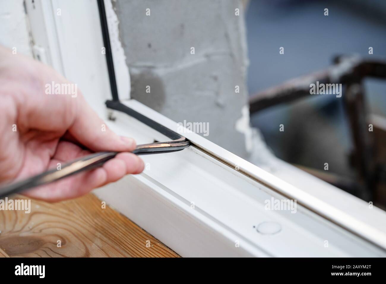 Master professionale per la riparazione e l'installazione di finestre,  modifica la guarnizione di tenuta in gomma in finestre in pvc Foto stock -  Alamy