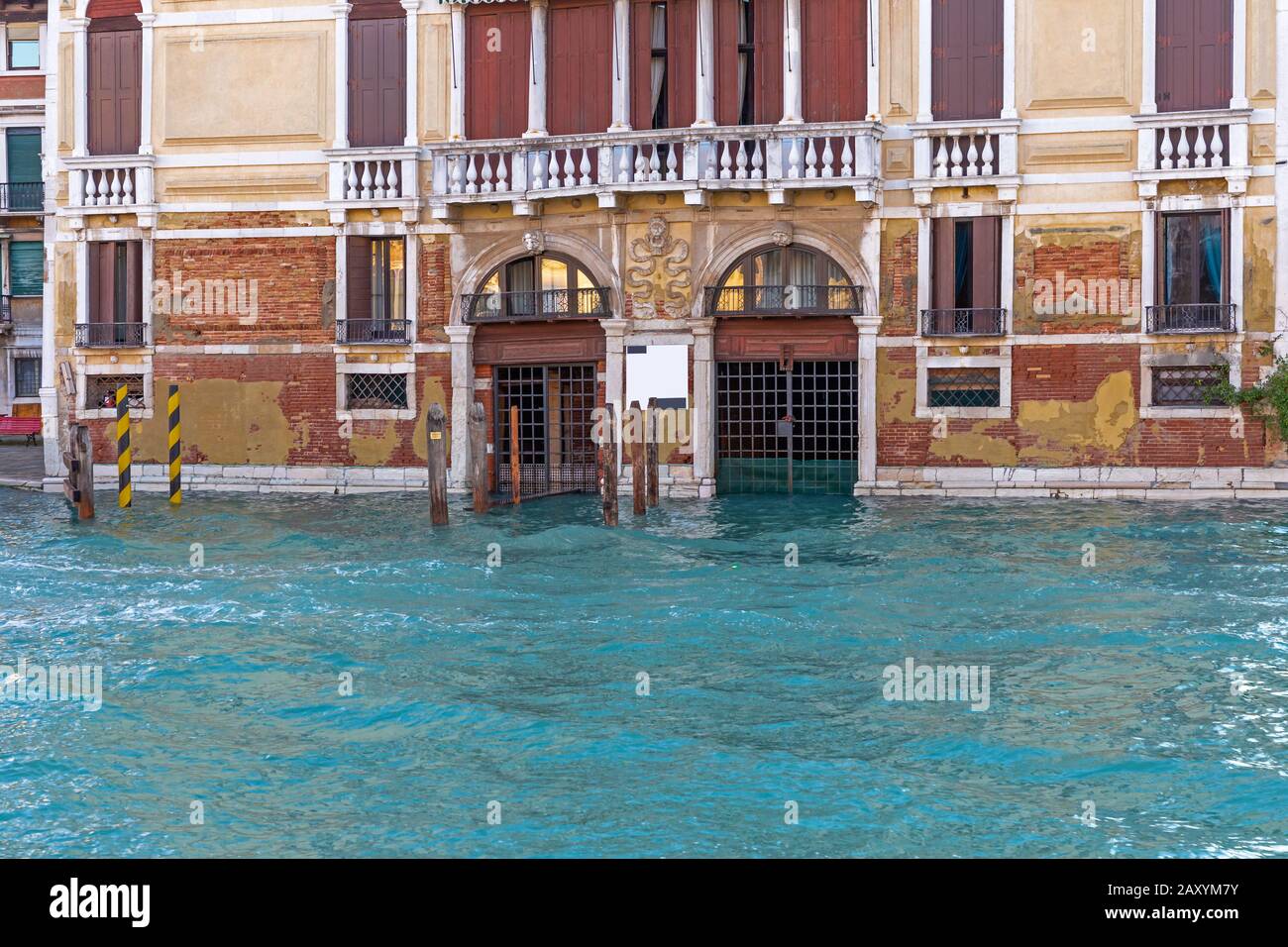Edificio sul Canal Grande a Venezia con alta marea Foto Stock