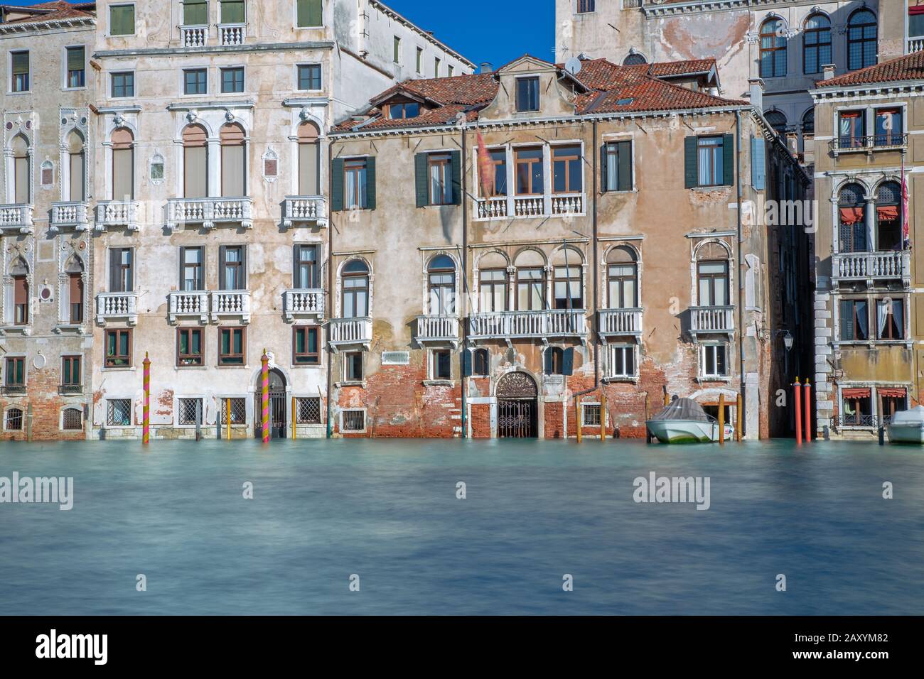 Edificio sul Canal Grande a Venezia con alta marea Foto Stock