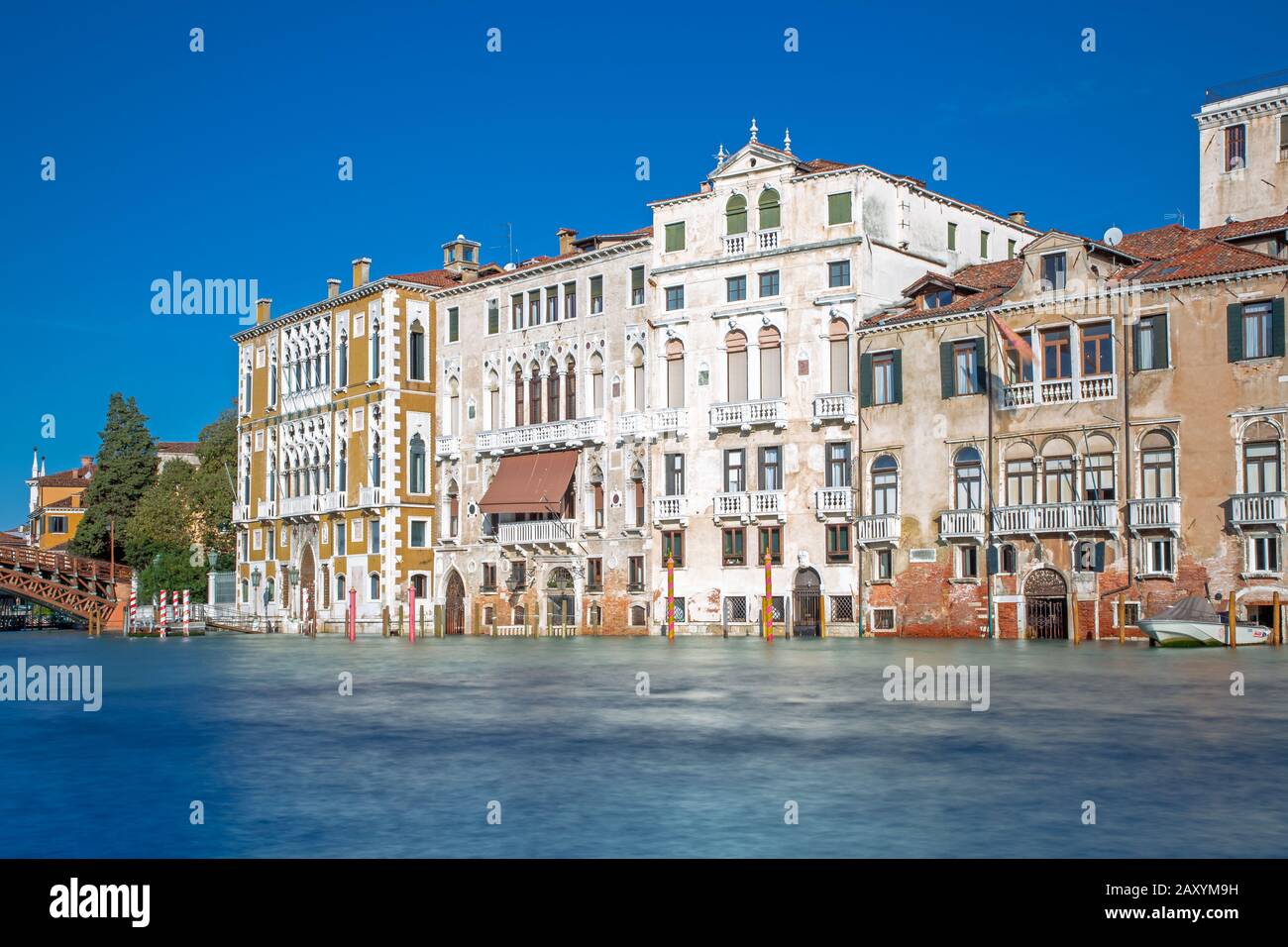 Edificio sul Canal Grande a Venezia con alta marea Foto Stock